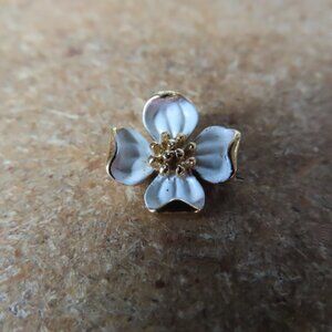 Trifari Flower Pendant; 1/2"; Yellow Metal W/White Enamel